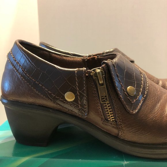 Easy Street  Tan/Brown Croc Clogs/Ankle Bootie - Picture 4 of 13